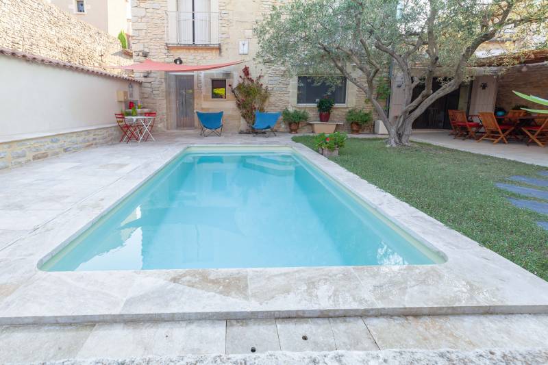 PISCINE COQUE POLYESTER À FOND PLAT AVEC ESCALIER D'ANGLE MODÈLE MAJORQUE