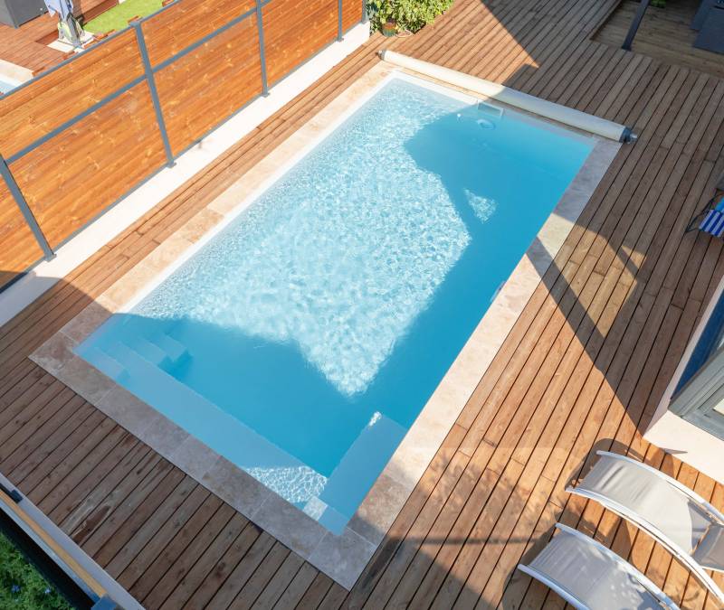 PISCINE COQUE POLYESTER À FOND PLAT, ANGLES DROITS ET PAROIS DROITES MODÈLE MAUI