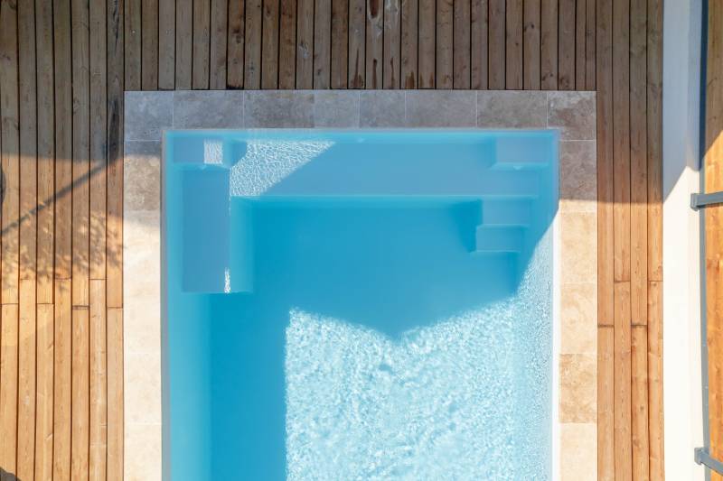 PISCINE COQUE POLYESTER À FOND PLAT, ANGLES DROITS ET PAROIS DROITES MODÈLE MAUI