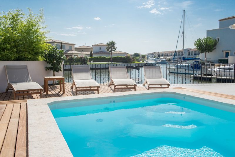 Escalier d'angle piscine polyester à Nimes prix