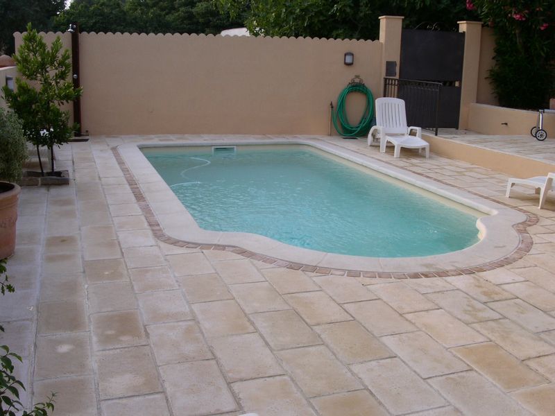 Vente et installation d'une piscine coque avec escalier roman à Istres