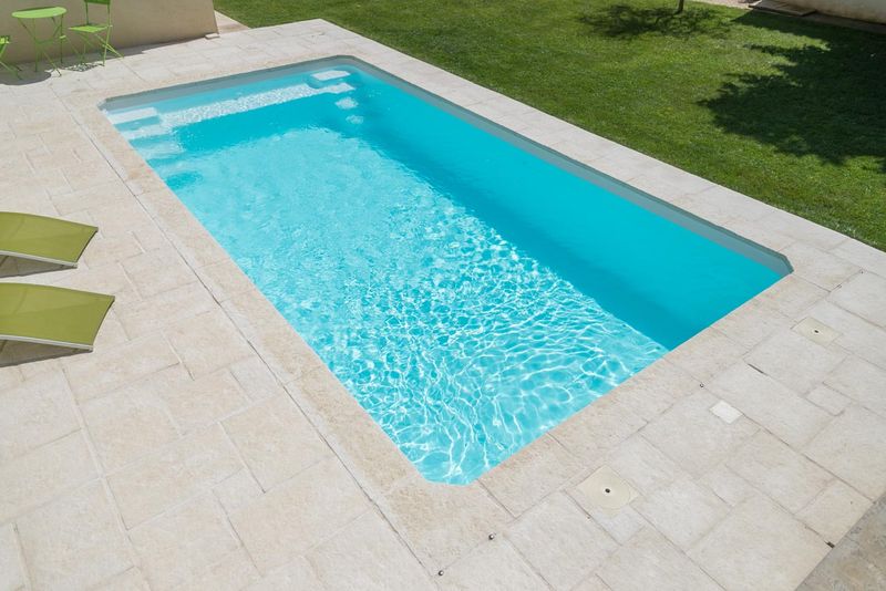 Piscine coque polyester rectangulaire 7X3 moderne grise sur St Chamas