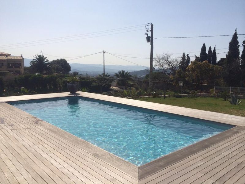 Piscine coque polyester 8X4 rectangulaire vente et installation en Ardèche