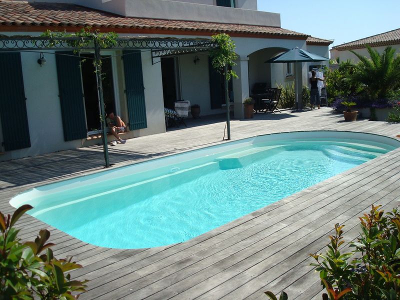 Piscine polyester france piscines composites plage en bois sur mesure