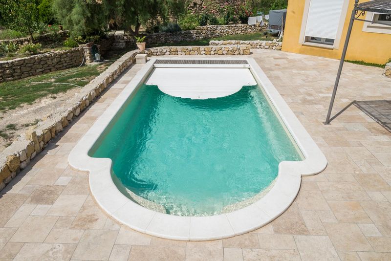Tarif piscine coque avec couverture immergée sur St Maximin