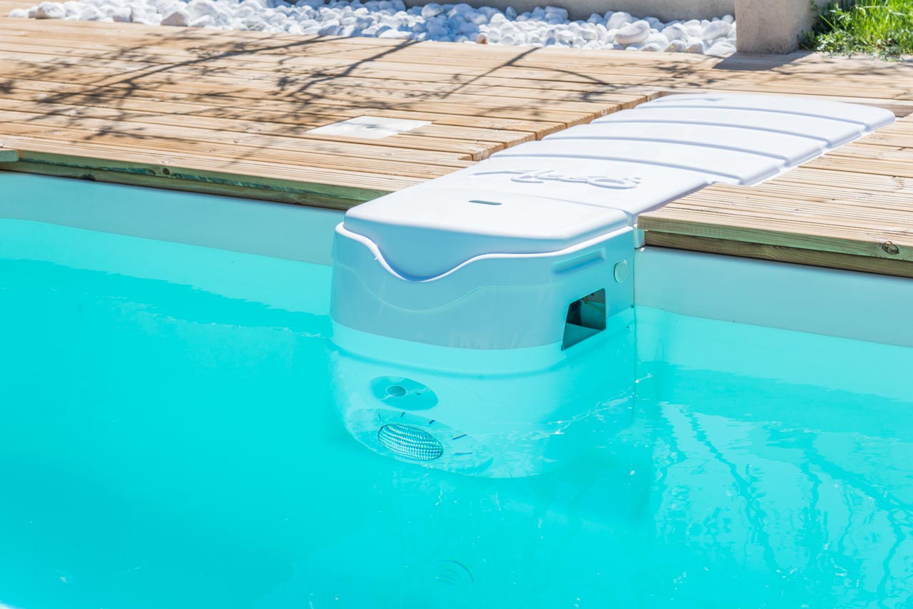 Vente piscine coque polyester sans local technique avec bloc filtrant sur Istres