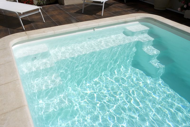 PISCINE POLYETSER avec banquette et escalier moderner. Rectangulaire a FOND PLAT