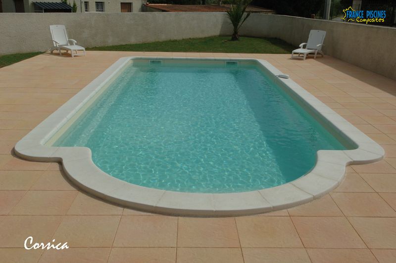 PISCINES COQUE POLYESTER 10 METRES PAR 4 METRES A FOND PLAT