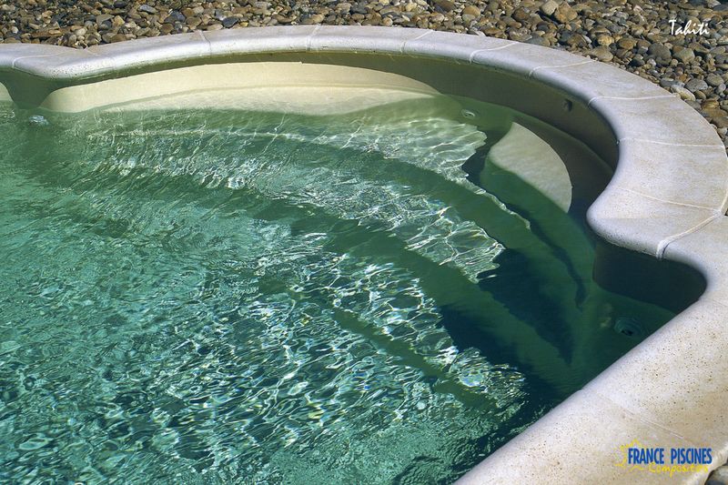 OU trouver une piscine polyetser de forme moderne avec une banquettemoderne