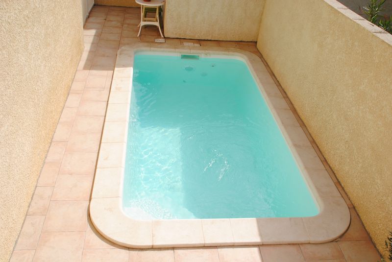 Piscine polyester de taille mini 10m2 installation difficile dans les BOUCHES DU RHONE