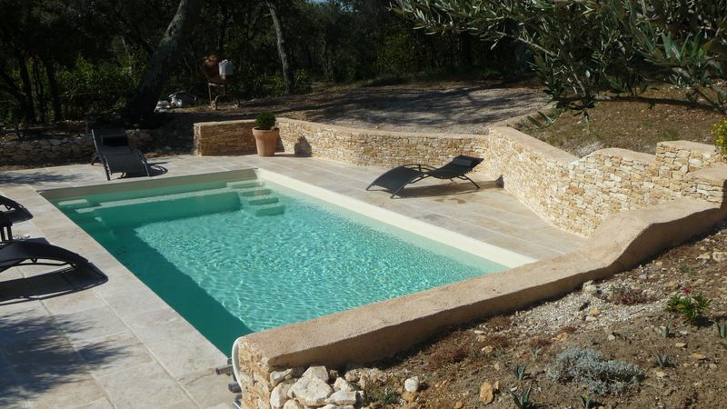 Installation d'une piscine coque polyester en fibre de verre sur ORANGE