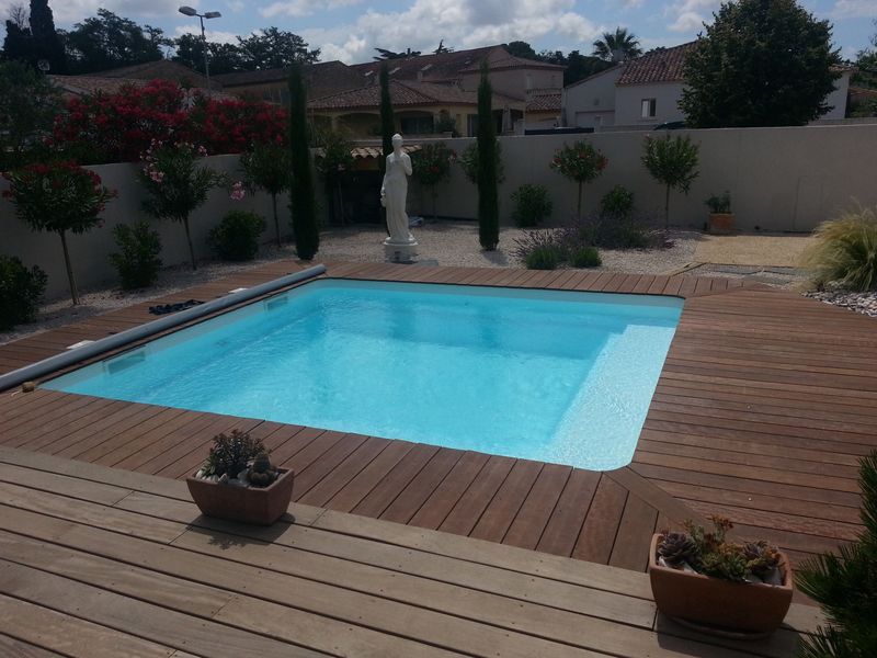 aménagement d'une piscine coque polyester avec du bois IPE