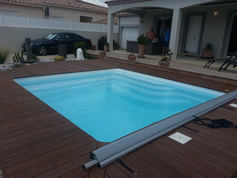 Trouver une piscine coque polyester carré avec plage en bois exotique