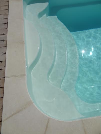 Prix d'une piscine coque polyester avec pose sur Béziers