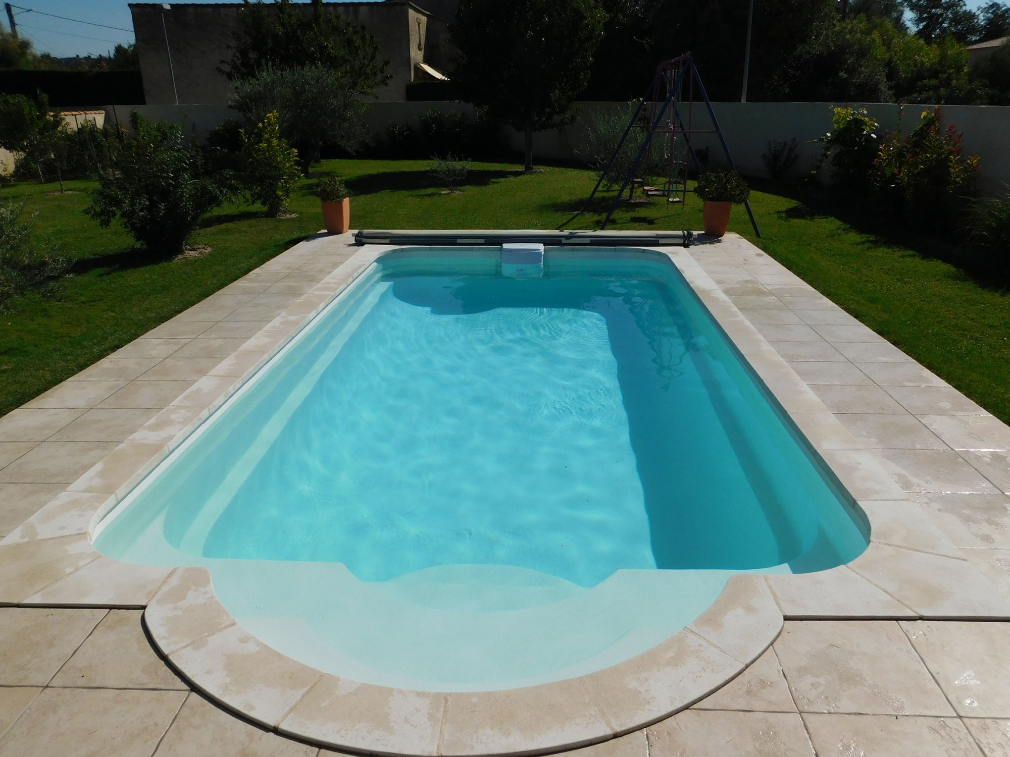 Piscine coque polyester 7X4 avec plage dans le 83