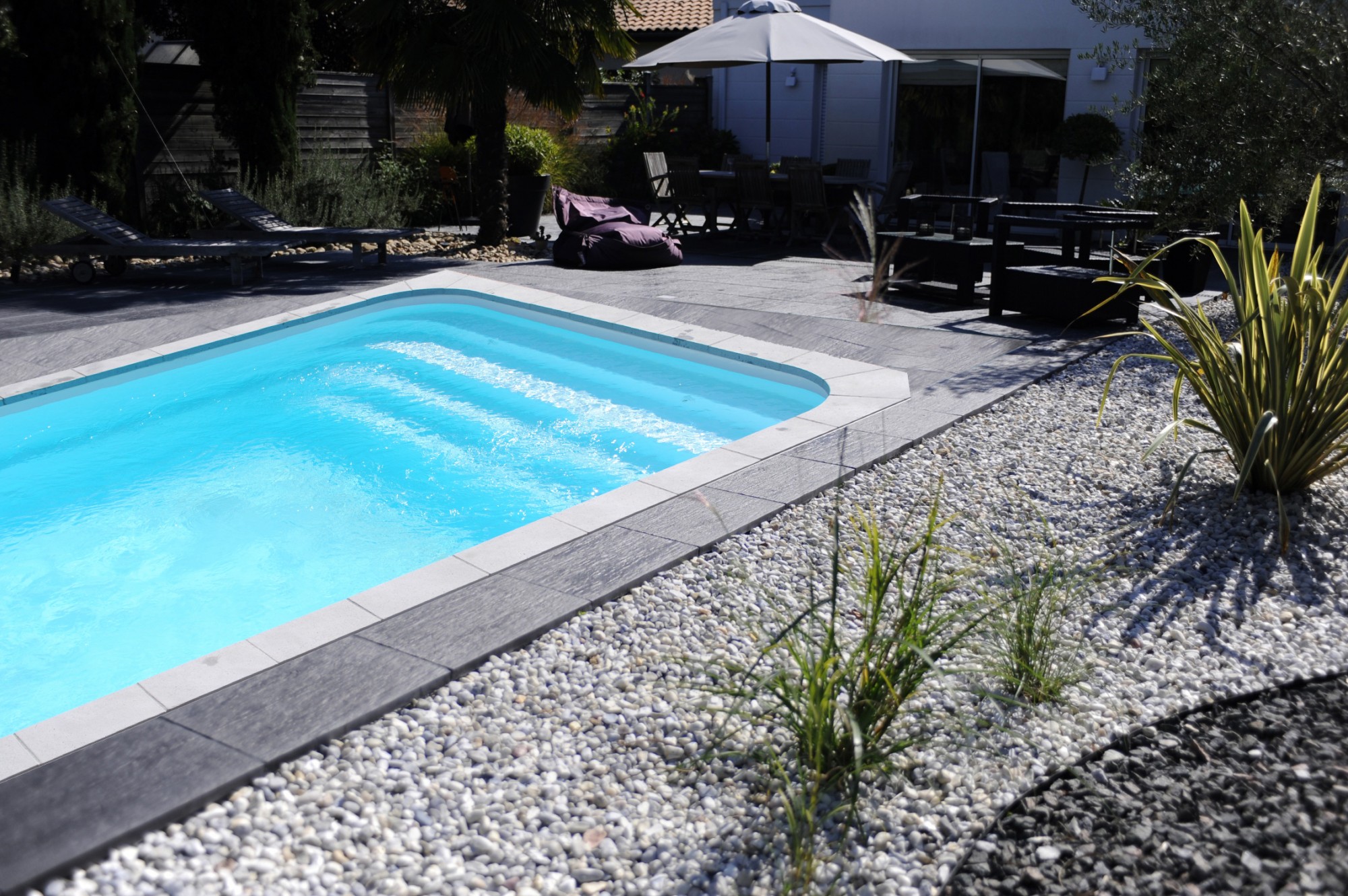 Réalisation d'une piscine coque avec margelles sur le 13