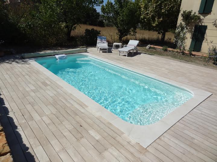 Piscine coque enterrée pour petits terrains dans le Vaucluse