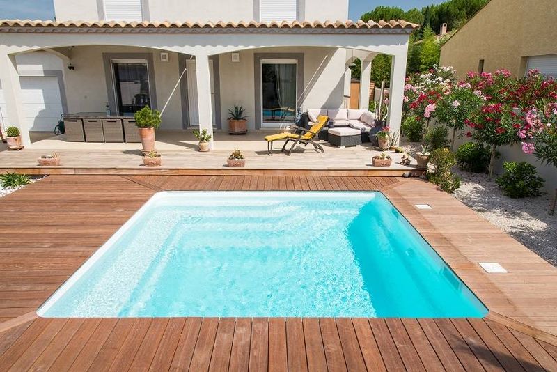 Petite piscine coque polyester carré 4X4 pour petit terrain