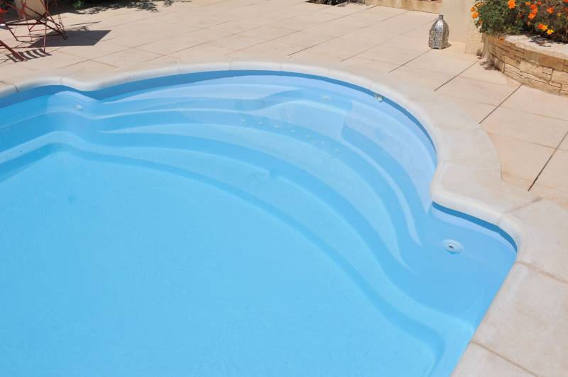 Photo de l'escalier roman d'une piscine coque à Orange