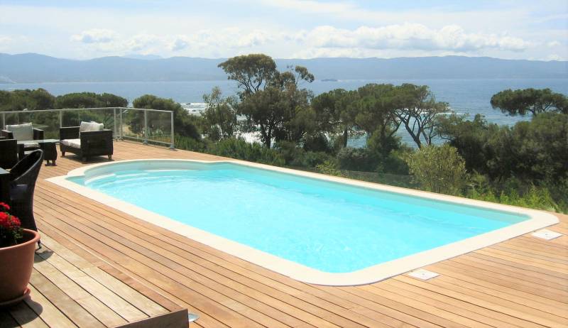 PISCINE COQUE POLYESTER AVEC ESCALIER ROMAN ET FOND INCLINÉ MODÈLE HAWAI