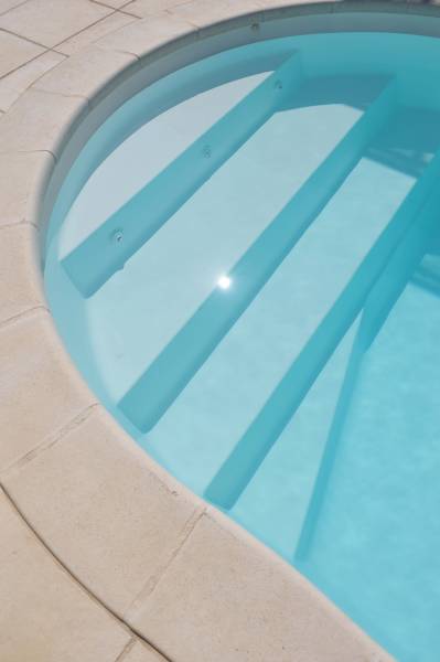 PISCINE COQUE POLYESTER FORME HARICOT MODÈLE ANTILLES