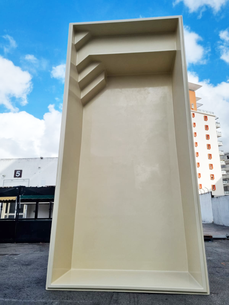 NOUVELLE PISCINE COQUE POLYESTER AVEC PLAGE ET ESCALIER D'ANGLE MODÈLE VICTORIA