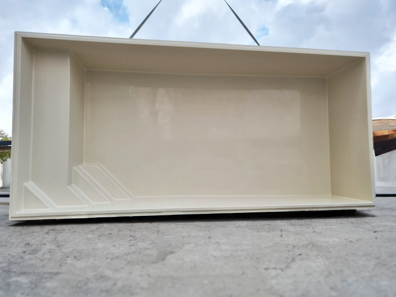 PISCINE COQUE POLYESTER AVEC COUVERTURE AUTOMATIQUE IMMERGÉE EN FOND MODÈLE VICTORIA