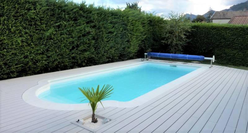 PISCINE COQUE POLYESTER AVEC ESCALIER ROMAN ET FOND PLAT MODÈLE MALTE