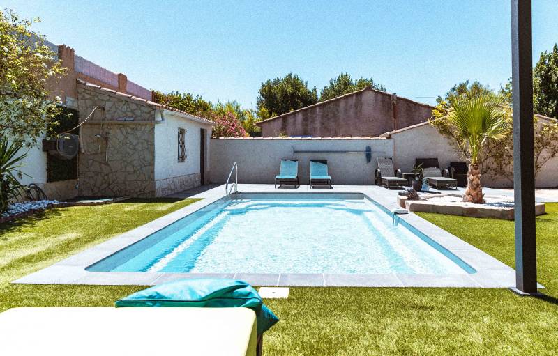 PISCINE COQUE POLYESTER FOND EN PENTE DOUCE AVEC ESCALIER D'ANGLE ET BANQUETTE MODÈLE MOORÉA