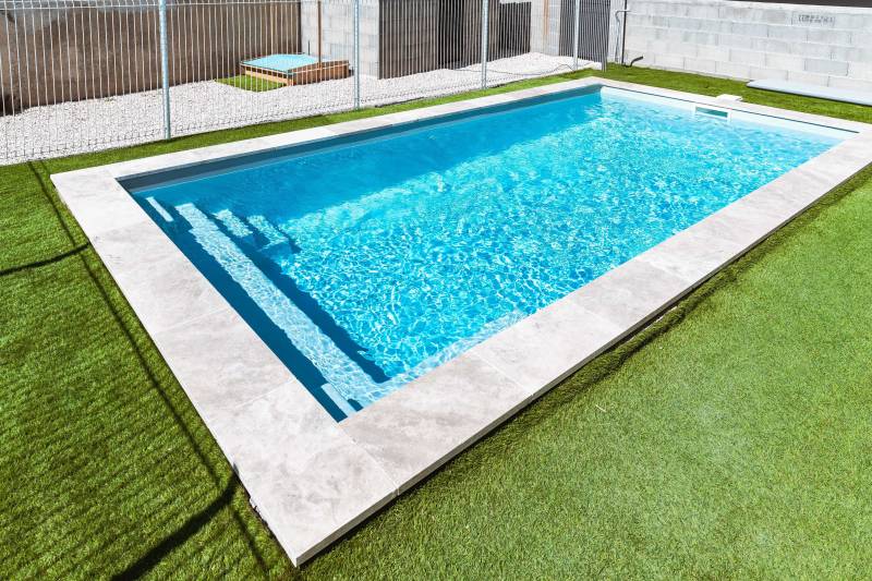 PISCINE COQUE POLYESTER À FOND PLAT, ANGLES DROITS ET PAROIS DROITES MODÈLE FUTUNA