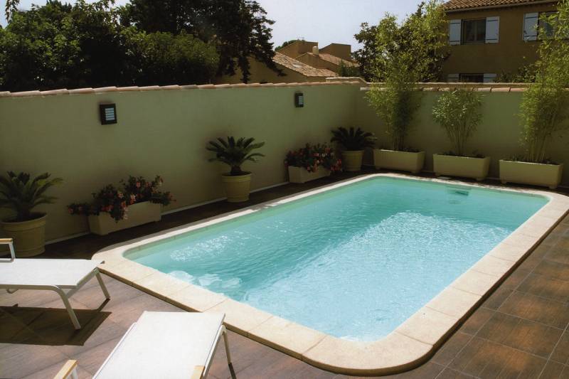 Piscine coque rectangulaire dans les Bouches du Rhône la Fare les Oliviers