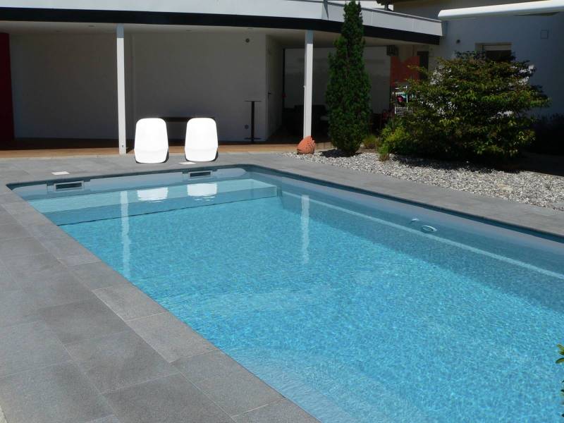 PISCINE COQUE POLYESTER AVEC COUVERTURE AUTOMATIQUE IMMERGÉE EN FOND MODÈLE BERMUDES