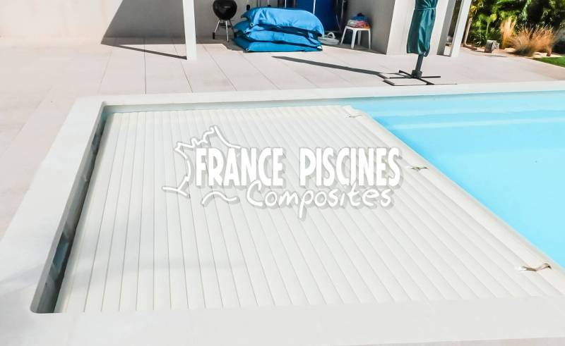 PISCINE COQUE POLYESTER AVEC COUVERTURE AUTOMATIQUE IMMERGÉE EN FOND MODÈLE BERMUDES