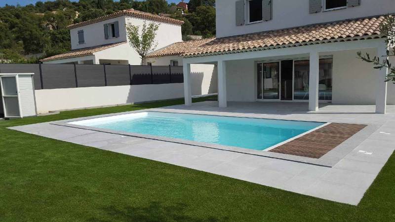 PISCINE COQUE POLYESTER AVEC COUVERTURE AUTOMATIQUE IMMERGÉE EN FOND MODÈLE BERMUDES