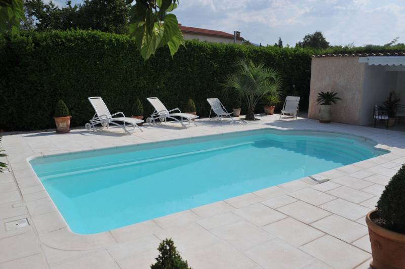 PISCINE COQUE POLYESTER AVEC ESCALIER ROMAN ET FOND INCLINÉ MODÈLE CAPRI