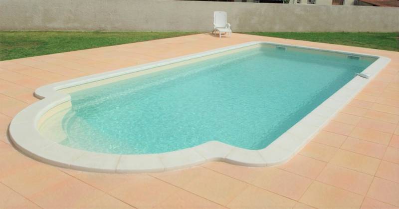 PISCINE COQUE POLYESTER À FOND PLAT AVEC ESCALIER ROMAN MODÈLE CORSICA