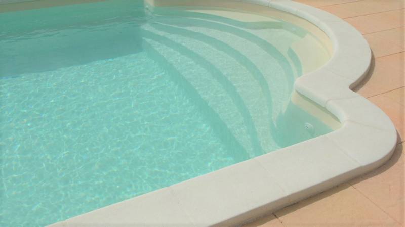 PISCINE COQUE POLYESTER À FOND PLAT AVEC ESCALIER ROMAN MODÈLE CORSICA