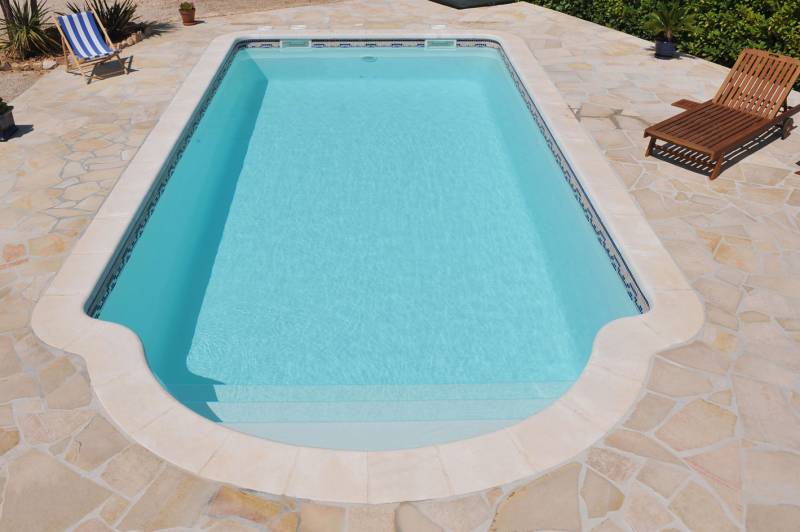 PISCINE COQUE POLYESTER FOND PLAT AVEC ESCALIER ROMAN MODÈLE CRÊTE