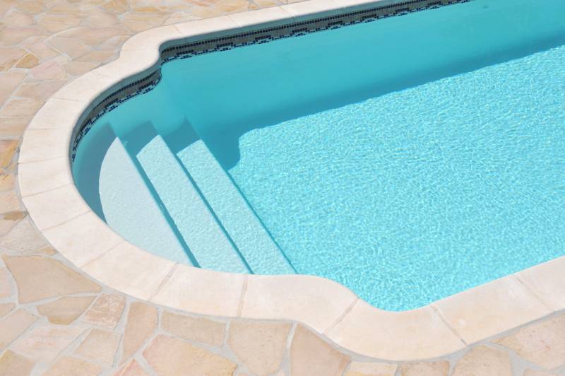 PISCINE COQUE POLYESTER FOND PLAT AVEC ESCALIER ROMAN MODÈLE CRÊTE