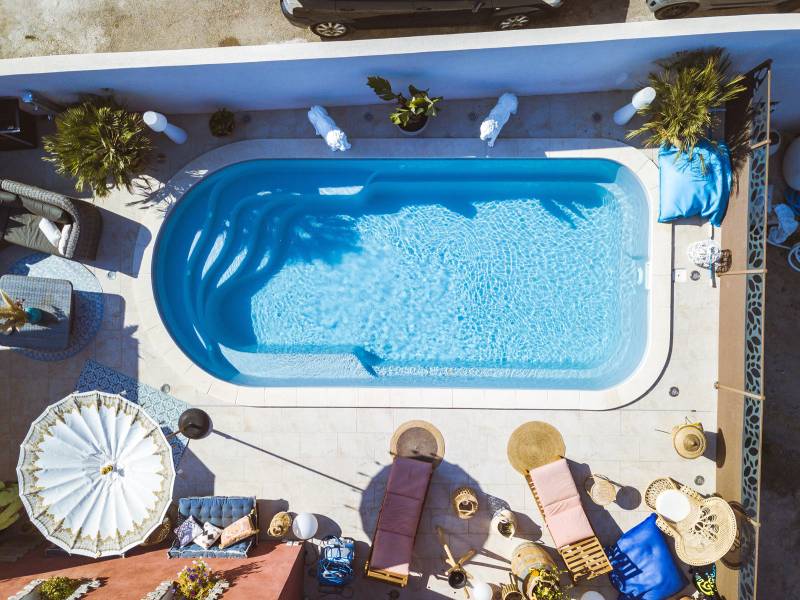 Devis piscine coque polyester moderne en Corse