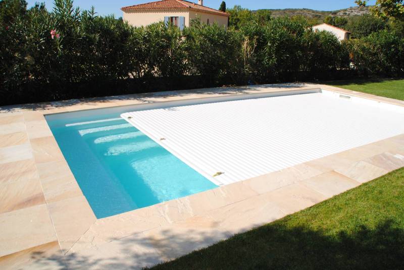 PISCINE COQUE POLYESTER AVEC COUVERTURE AUTOMATIQUE IMMERGÉE EN FOND MODÈLE FÉROÉ
