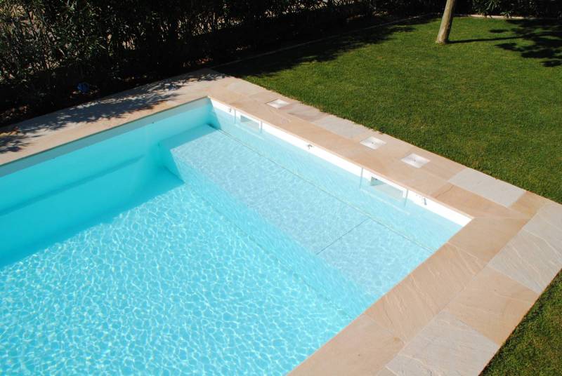 PISCINE COQUE POLYESTER AVEC COUVERTURE AUTOMATIQUE IMMERGÉE EN FOND MODÈLE FÉROÉ
