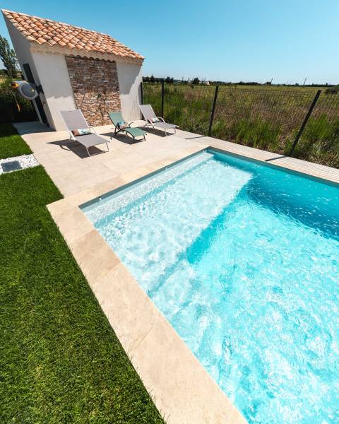 PISCINE COQUE POLYESTER AVEC PLAGE MODÈLE SAMOA
