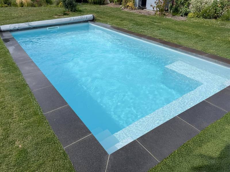PISCINE COQUE POLYESTER À FOND PLAT, ANGLES DROITS ET PAROIS DROITES MODÈLE FUTUNA