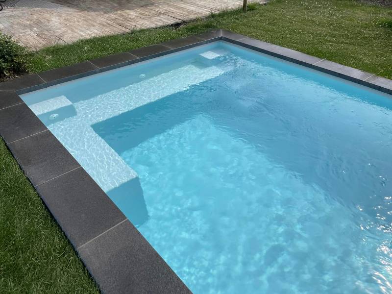 PISCINE COQUE POLYESTER À FOND PLAT, ANGLES DROITS ET PAROIS DROITES MODÈLE FUTUNA
