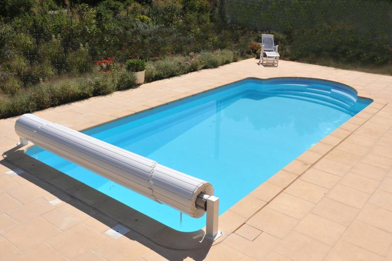 PISCINE COQUE POLYESTER AVEC ESCALIER ROMAN ET FOND INCLINÉ MODÈLE HAWAI