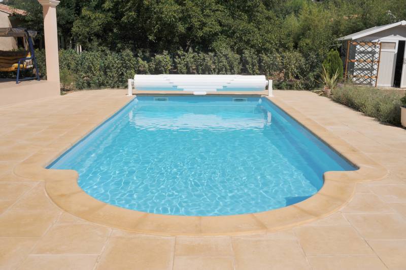 PISCINE COQUE POLYESTER AVEC ESCALIER ROMAN ET FOND INCLINÉ MODÈLE HAWAI