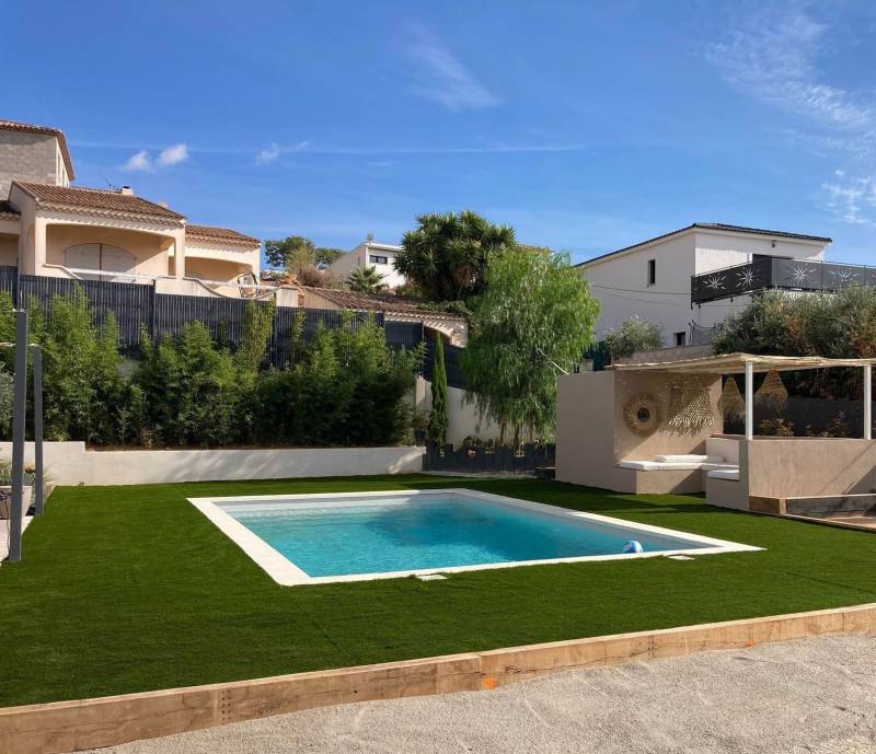 PISCINE COQUE POLYESTER À FOND PLAT, ANGLES ET PAROIS DROITS MODÈLE RÉUNION