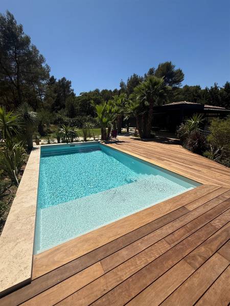 PISCINE COQUE POLYESTER AVEC PLAGE MODÈLE NOUMÉA