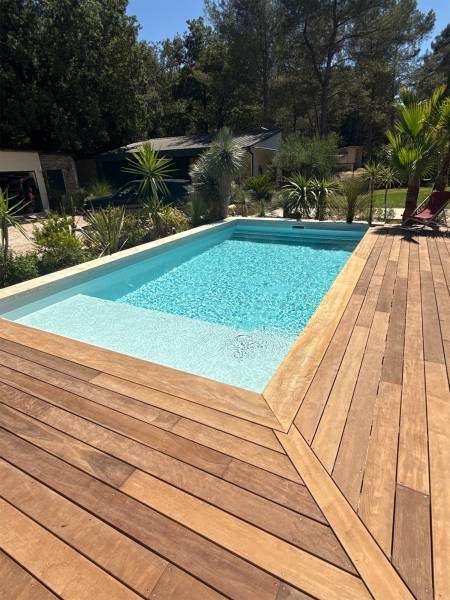 PISCINE COQUE POLYESTER AVEC COUVERTURE AUTOMATIQUE IMMERGÉE EN FOND MODÈLE NOUMÉA